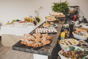 un buffet con molti tipi di pane e dolci di Stella Fenicia a Marsala