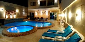 Bazén v ubytování Hotel & Suites Domani nebo v jeho okolí