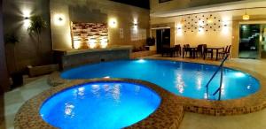 Bazén v ubytování Hotel & Suites Domani nebo v jeho okolí