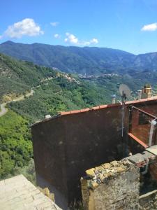 uma vista para as montanhas a partir de um edifício em Appartamento Fiordaliso em Montale