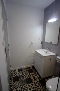 Ένα μπάνιο στο Villa Jean Julien - Le Guéry - Wifi - 2 chambres - 4 personnes +9 φωτογραφίες
