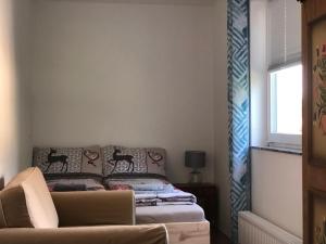 - un salon avec un lit et un canapé dans l'établissement GRÜNER HAUS, à Gampern