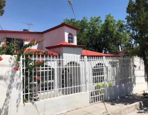 奇瓦瓦的住宿－Agradable* y Cómodo Departamento Familiar (WiFi)，房屋前的白色围栏