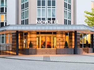 un hotel novo frente a un edificio en Novotel Mainz, en Mainz