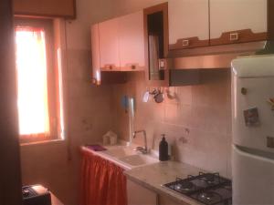 una cocina con fregadero y estufa en due passi dal mare, en San Vito lo Capo