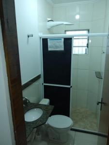 y baño con aseo, lavabo y ducha. en Casa inteira ITANHAÉM Piscina AQUECIDA, Churrasqueira e Wi-fi, en São Paulo