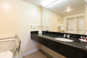 een badkamer met een wastafel en een spiegel bij Days Inn by Wyndham Kuttawa/Eddyville in Kuttawa