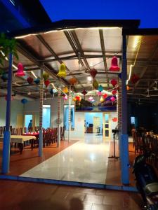 een grote kamer met een tafel en stoelen en kleurrijke ballonnen bij Song Châu Villa Quan Lạn in Quang Ninh