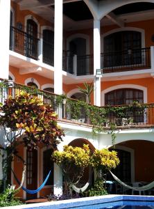 un edificio con plantas a su lado en Don Luis Hostal - Sucursal Galeana - Tecolutla, en Tecolutla