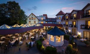 una vista aérea de un patio con gente sentada en las mesas en Ringhotel Winzerhof en Rauenberg