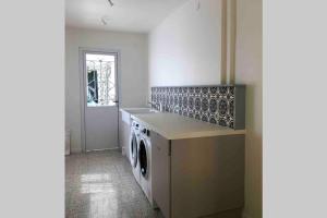 a laundry room with a washer and dryer at Magnifique Appartement dans palace Belle Époque in Aix-les-Bains
