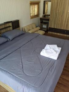 מיטה או מיטות בחדר ב-Ban Ta Yay Pool Villa Suanphueng