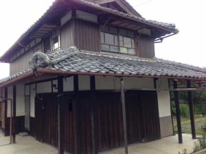 a house with a bird on the roof at 民泊はのこの庭 in Kokuryō