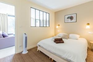 a bedroom with a bed and a window at Beau 2 pièces Evry Centre in Courcouronnes