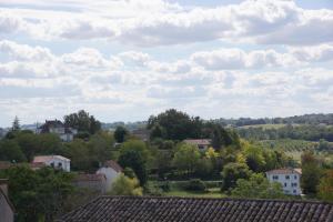 - une vue sur une ville avec des arbres et des maisons dans l'établissement Les remparts de la Bastide, à Castillonnès