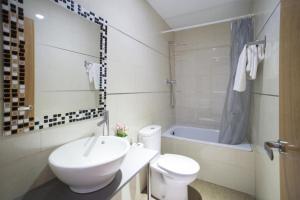 y baño con lavabo, aseo y bañera. en Hostal Drassanes, en Barcelona