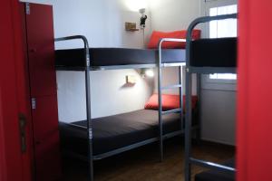 Postel nebo postele na pokoji v ubytování Mana Mana Youth Hostel
