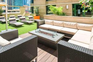 O zonă de relaxare la ENVITAE 2BR Vibrant High-Rise Penthouse