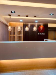 台北的住宿－晴悅旅店，餐厅里设有灯光的前台