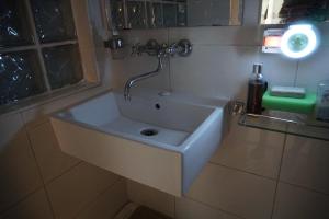 Vannituba majutusasutuses Dominant Studio Hostel with Free Parking for Preregistered Drivers & Garage with CCTV