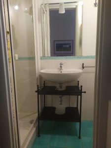 een badkamer met een wastafel en een douche bij Casa Pollio in Meta