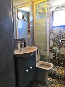Vannituba majutusasutuses House in Skyros with an amazing sea view