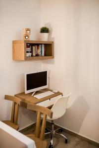 biurko z komputerem i krzesłem w pokoju w obiekcie Kokona w mieście Simi