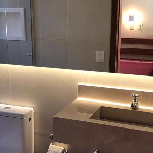 een badkamer met een wastafel en een spiegel bij Chales Maresias in Maresias