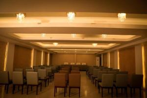 Cette chambre comprend des rangées de chaises et des lustres. dans l'établissement Hotel Golden Hill, à Cox's Bazar