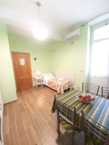 Cette chambre comprend un lit et une table avec des fruits. dans l'établissement Hotel Alba Torino centro, à Turin