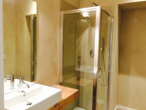 łazienka z umywalką i prysznicem w obiekcie Moira Rooms w Bergamo