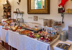 ニースにあるロジ オテル ヴィラ ヴィクトリーヌの食べ物のビュッフェ付きテーブル