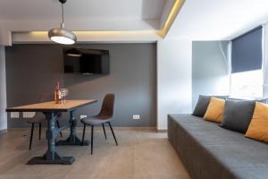een woonkamer met een bank en een tafel bij Corso Apartments B&B in Focşani