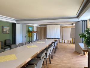 una gran sala de conferencias con una mesa larga y sillas en Zum Grünen Turm, en Hohen Neuendorf