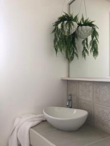 A bathroom at The Rested Guest 3 Bedroom Cottage West Wyalong