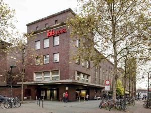 een bakstenen gebouw met een hotelbord erop bij ibis Hotel Düsseldorf Hauptbahnhof in Düsseldorf