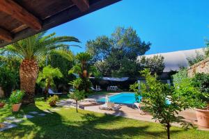 a backyard with a pool and palm trees at Casa Castagna in Caserta