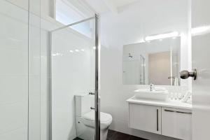 皮里港Comfort Inn Flinders on Main的带马桶和水槽的白色浴室 更多35张照片