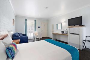 a hotel room with a bed and a television at Econo Lodge Border Gateway Wodonga in Wodonga