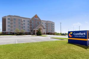 un hotel con un cartel frente a un edificio en Comfort Inn & Suites Cordele, en Cordele