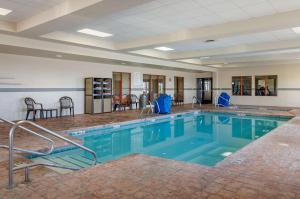 - une piscine d'eau bleue dans un bâtiment dans l'établissement Comfort Inn & Suites Jerome - Twin Falls, à Jerome