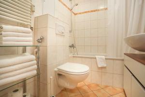 a white bathroom with a toilet and a sink at H&H Apartment im Herzen der Stadt Nr 29-Henning mit Balkon in Greifswald