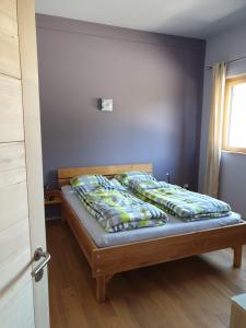 a bedroom with a bed in a room with a window at Gantrisch Lodge in Rüschegg