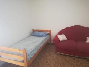 1 cama y 1 sofá en una habitación en Aspra Beach, en Ficarazzi