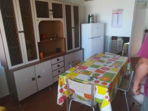 cocina con mesa y nevera en Aspra Beach, en Ficarazzi