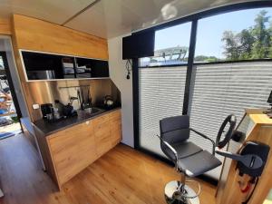 Kuchnia lub aneks kuchenny w obiekcie Domki pływające Houseboat4U, Mazury