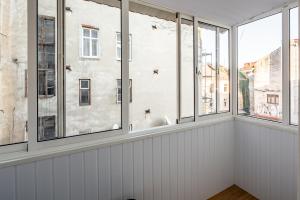 Habitación con paredes blancas y ventanas grandes. en OnLviv Apartments Rynok Square 18 Two en Leópolis