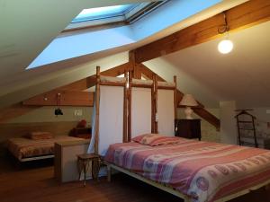 a bedroom with two beds in a attic at Halte Mobilité Professionnelle au Mois in Agen