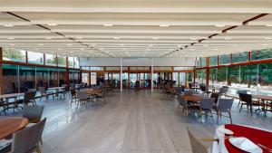 A restaurant or other place to eat at DOUBLE ROYAL HOTEL