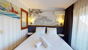 A bed or beds in a room at DOUBLE ROYAL HOTEL